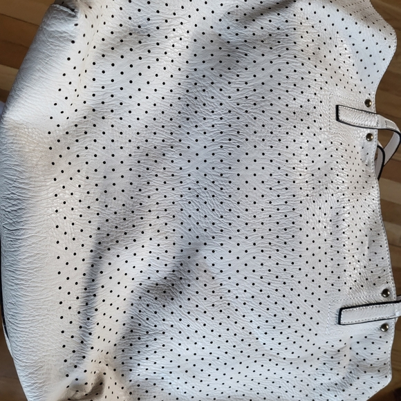 Source Unknown White Perforated Tote with Front Zip Pocket - Picture 3 of 6